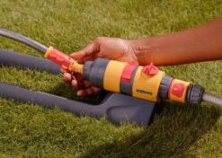 Hozelock AquaSave Rectangular Sprinkler Pro 350M² L -Silverlines Store lawn sprinklers hozelock aquasave rectangular sprinkler pro 350m l 36173740966054